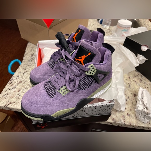 BRAND NEW - WMNS AIR JORDAN 4 RETRO CANYON PURPLE Size 9W/6.5UK - READY TO SHIP - Picture 1 of 5